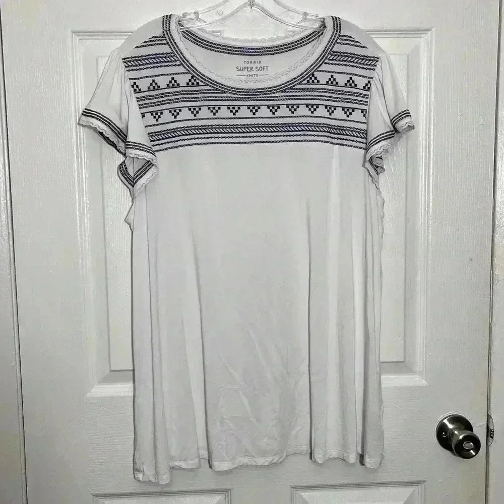 TORRID Super Soft Knit White with Navy embroidery Top | size 1